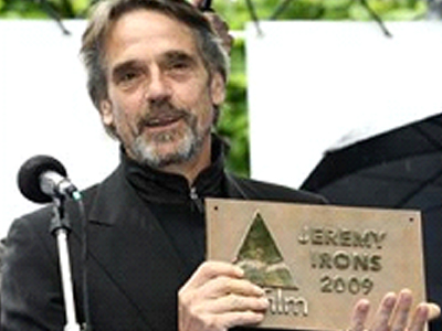 Ο Jeremy Irons και μια… «Χριστουγεννιάτικη Ιστορία» στην Αθήνα